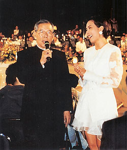 김수환 추기경, 시 짓고 그림도 그려… 병상서도 가요 애청